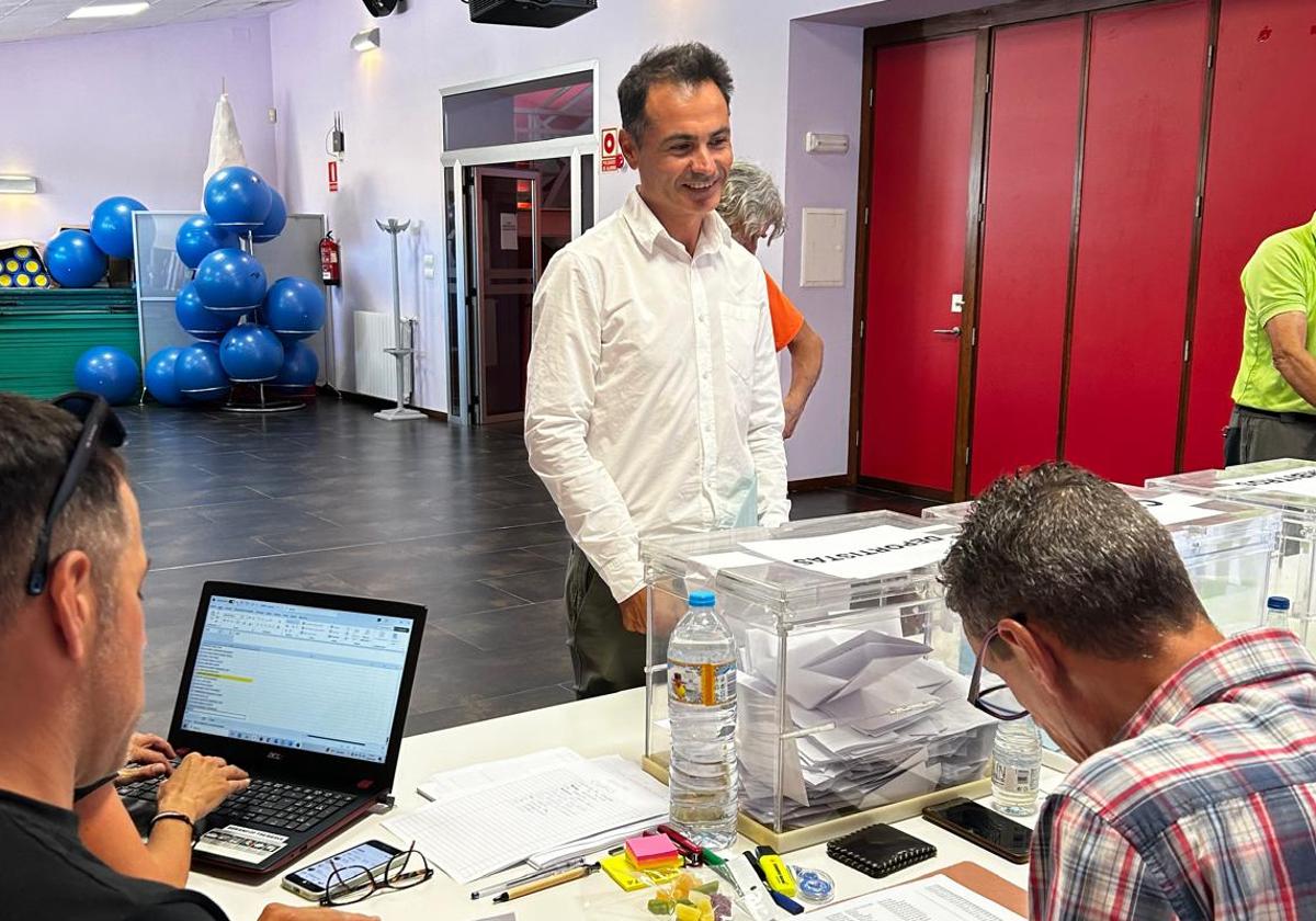 Juan Pérez, el lunes durante la votación en el Centro Cívico de Tanos.