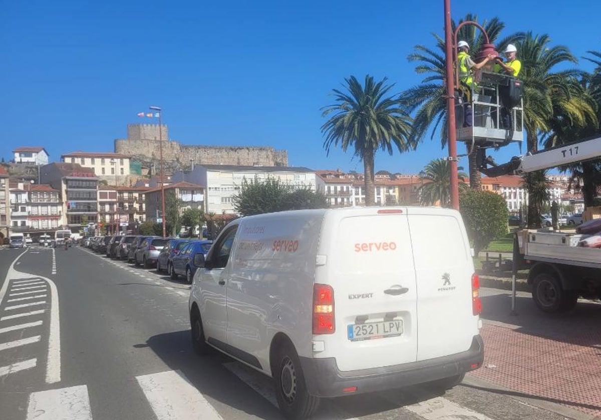 La empresa Serveo cambiando las luminarias de la avenida Miramar de San Vicente.