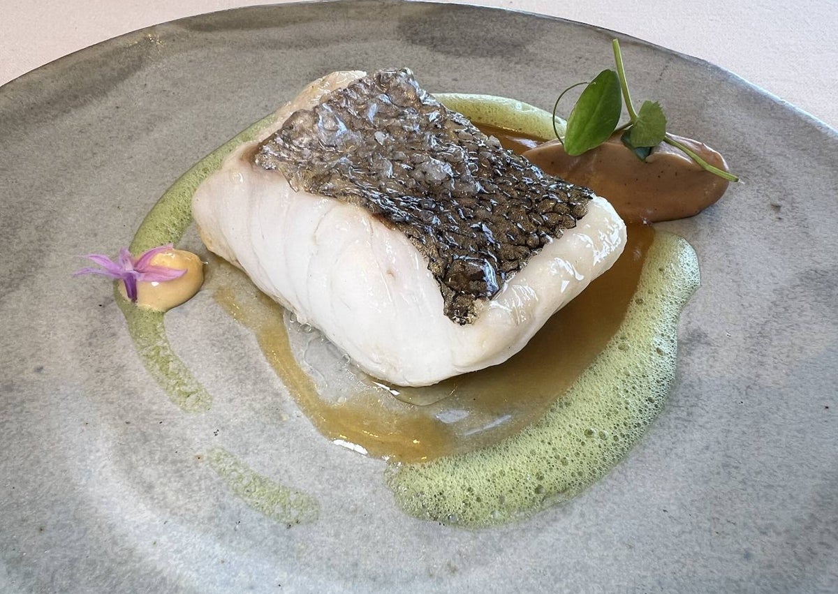 Imagen secundaria 1 - Bonito y pesto de pistacho, merluza y helado de lichi