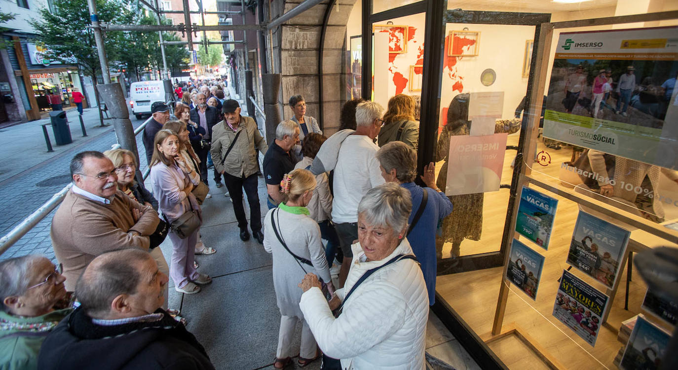 Largas colas de jubilados frente a las agencias de viajes de Santander, Halcón y Travel, este martes.