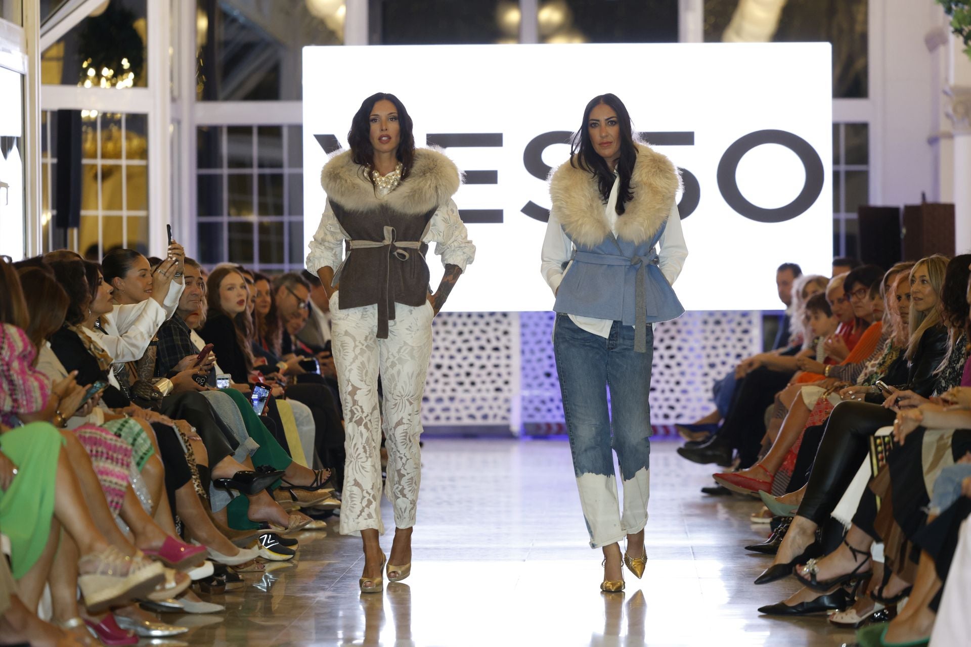 Lucila Fernández y María Clara García durante el desfile de Yes 50.