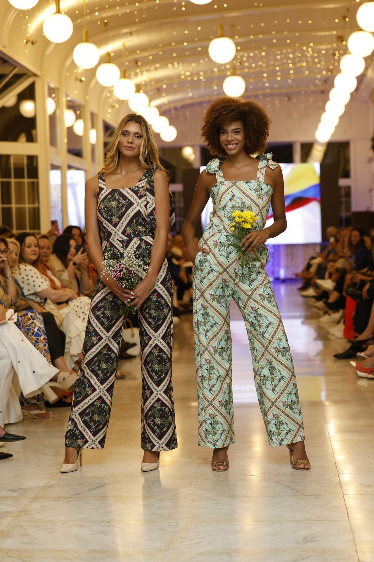 Abbie Potter y Catalina Castaño en el desfile de Windom Bird de Atelier Colombia.