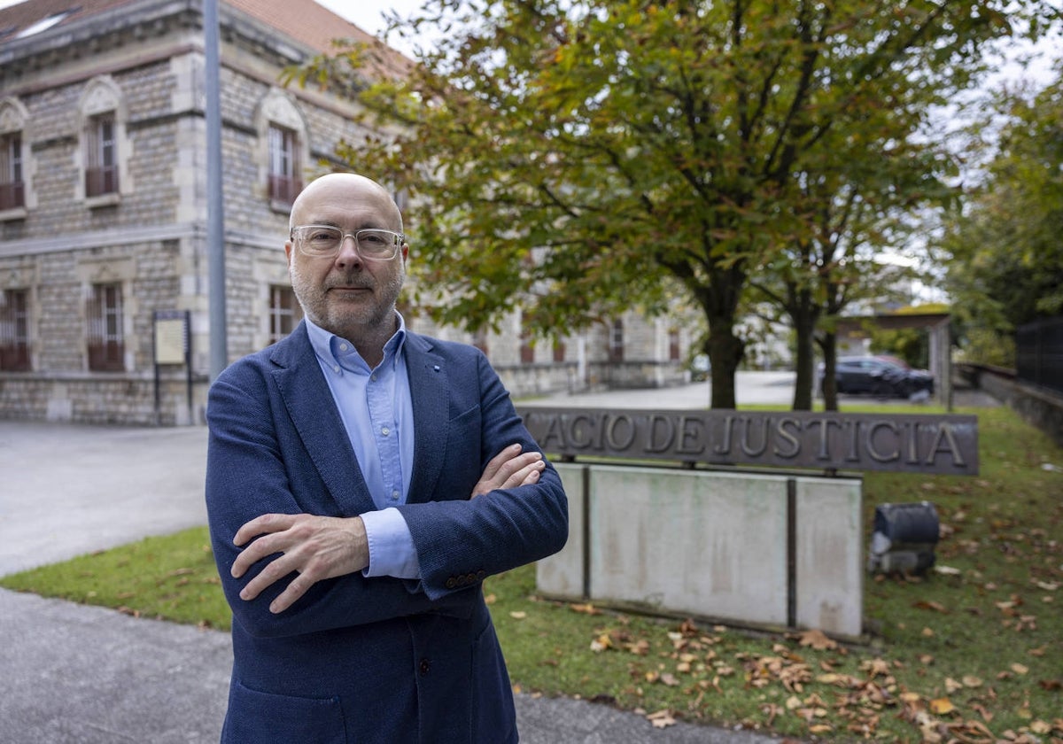 Jesús Arteaga posa en las instalaciones del Complejo Judicial de Las Salesas, en Santander.