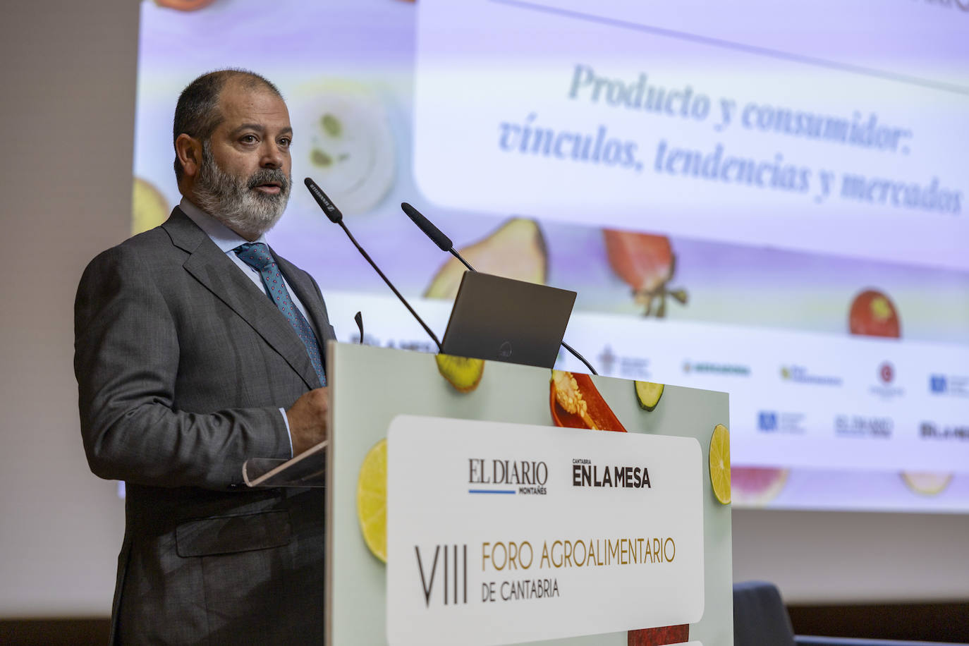 Imagen secundaria 2 - Rubén Calderón, rector de la UNEAtlántico dio la bienvenida a los asistentes al VIII Foro Agroalimentario de Cantabria que se celebró este martes en el salón de actos de la universidad, presentado y moderado por José Luis Pérez, redactor jefe de El Diario Montañés y coordinador de Cantabria en la Mesa