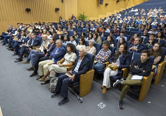 El salón de actos de la UNEAtlántico congregó a más de doscientas personas.