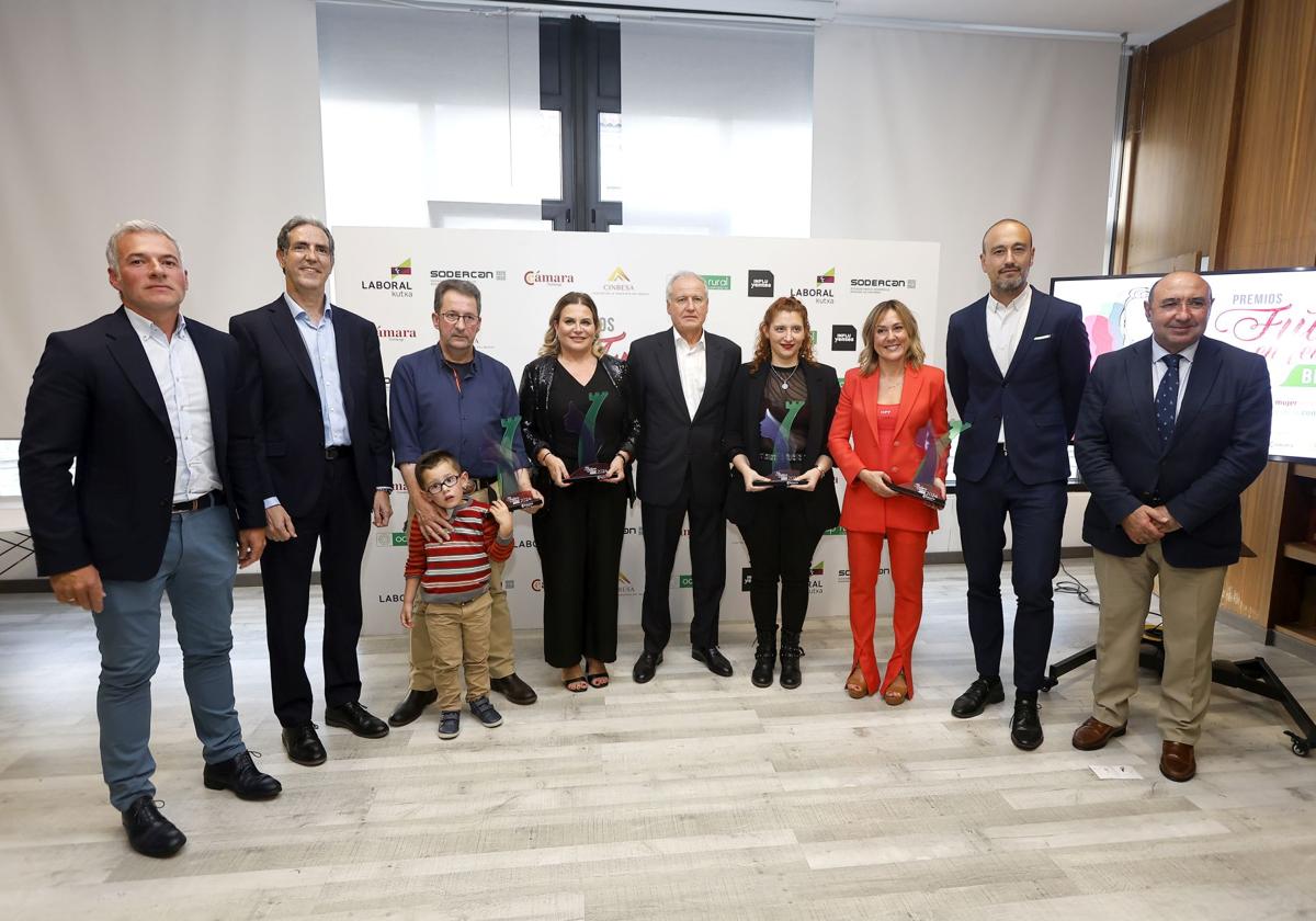 De izq. a dcha. Héctor Sainz, Carlos Augusto Carrasco, Prudencio Varela, Eva Oláiz, Eduardo Arasti, Adri Bello, Sara Peña, Javier López Estrada y Ángel Pedraja.