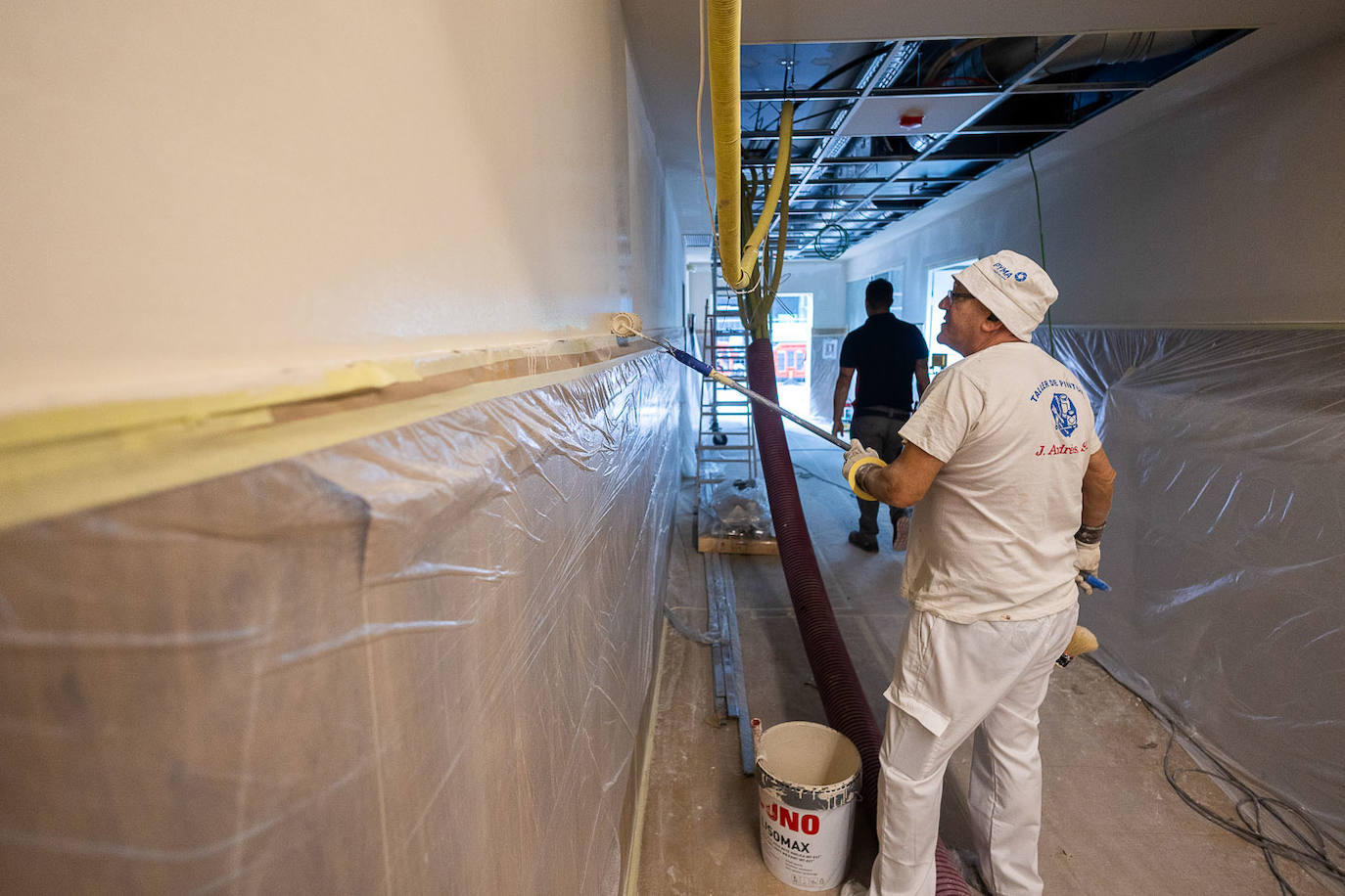 Últimos retoques de pintura en las paredes.