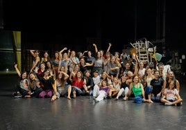 Las mujeres participantes en 'Al relente', junto a Mari Paula, tras uno de los ensayos en la Sala Argenta.