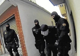 Agentes de la Policía Nacional sacan al pederasta de la casa de sus tíos en Santander.