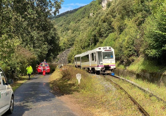 Imágenes del tren descarrilado en Gibaja y del dispositivo de emergencias.