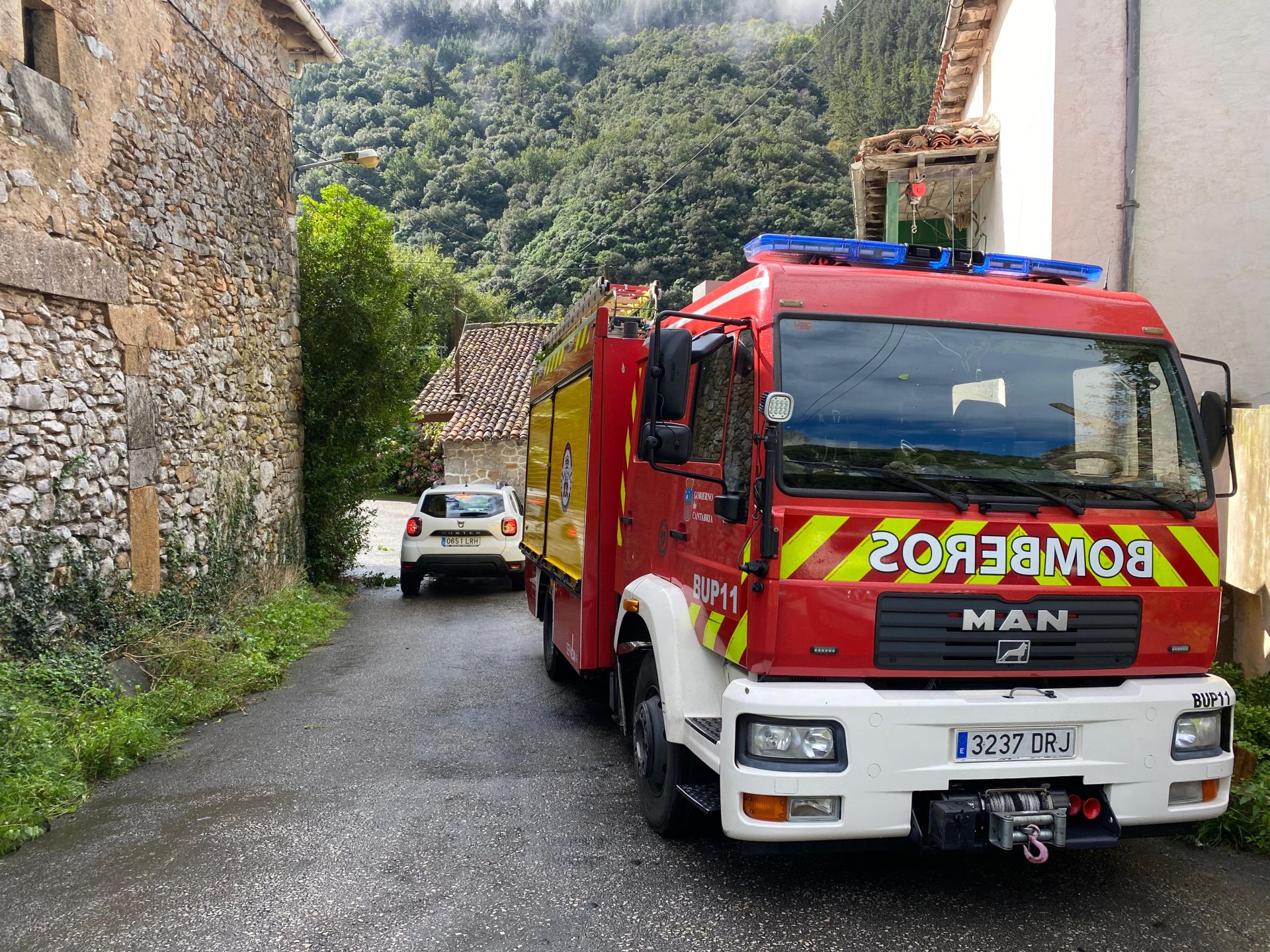 Vehículos de emergencias en el pueblo de Gibaja