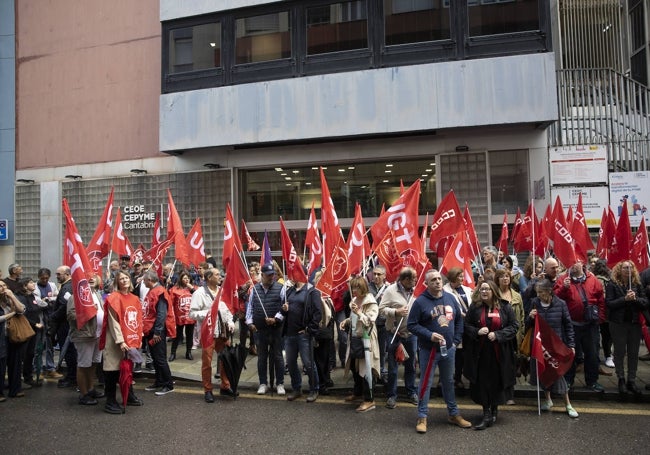 La protesta, convocada por CC OO y UGT, tuvo lugar la mañana de este jueves.