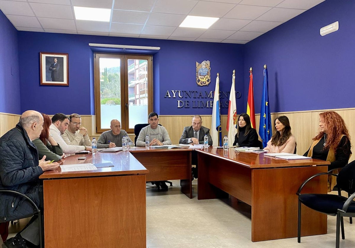 Los concejales en el pleno del Ayuntamiento de Limpias.