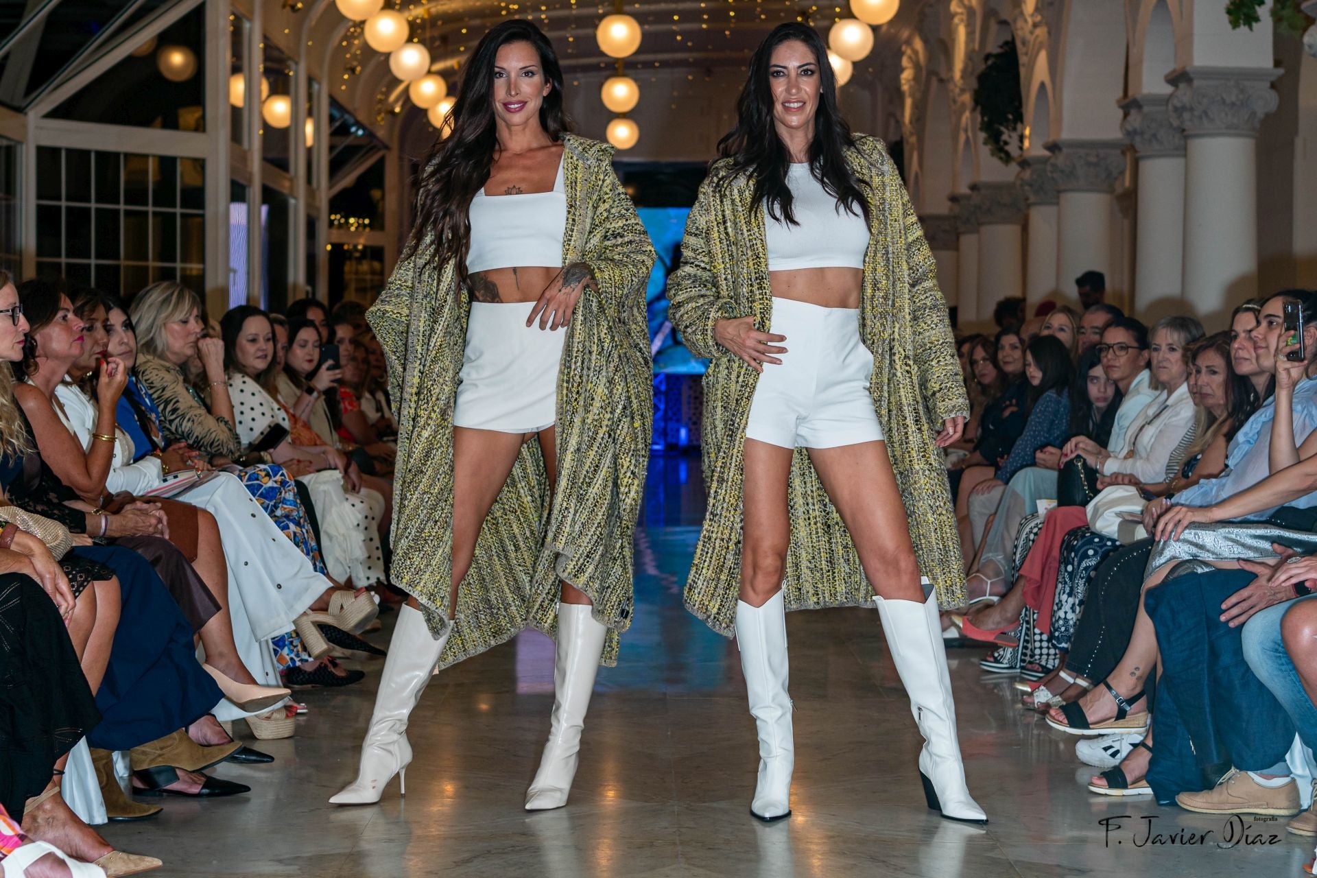 Lucila Fernández y María Clara García con abrigos de 'Tejidos Rebancá'.