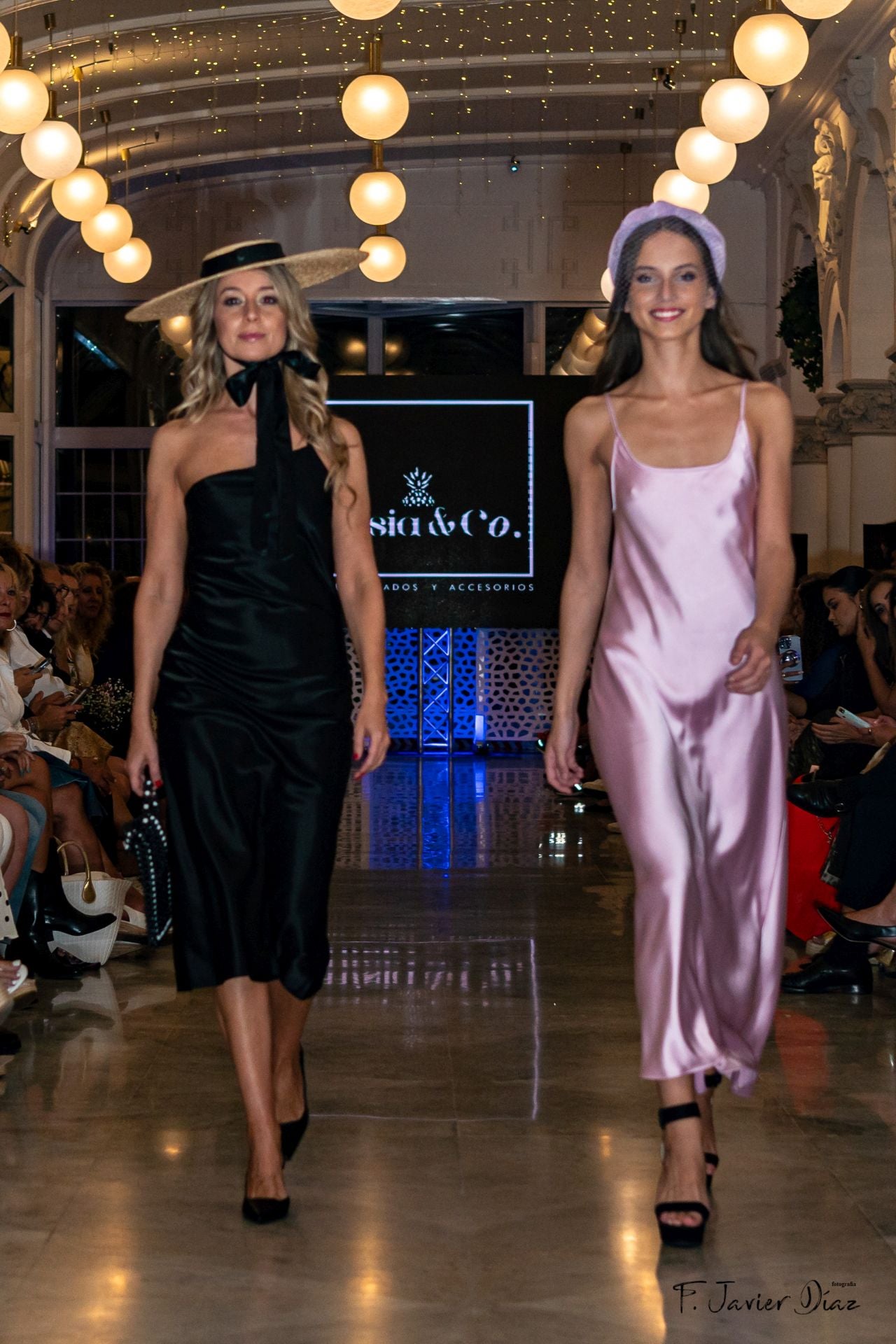 Vanessa Martínez y María Pardo en el desfile de 'Misia Co'.