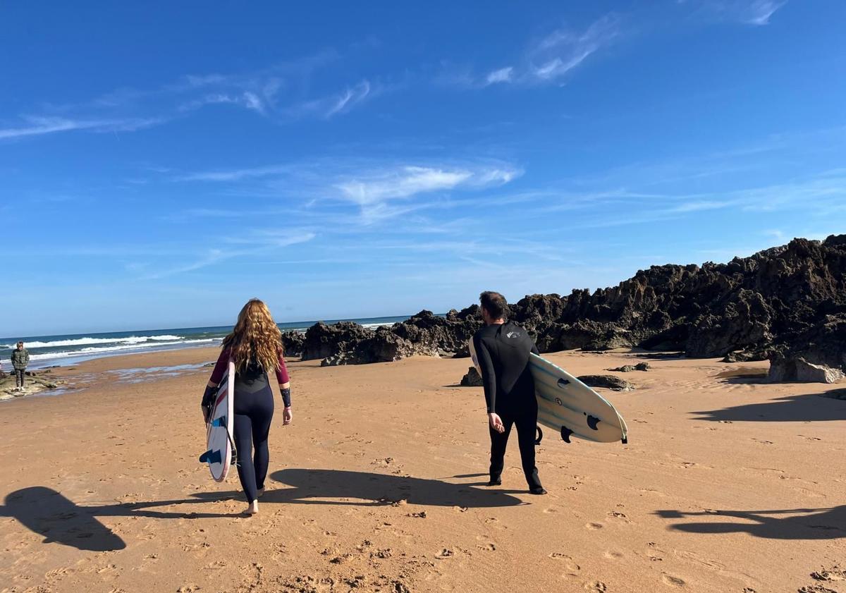 Imagen principal - Ibai Hervas con su mujer, en la playa de Liencres