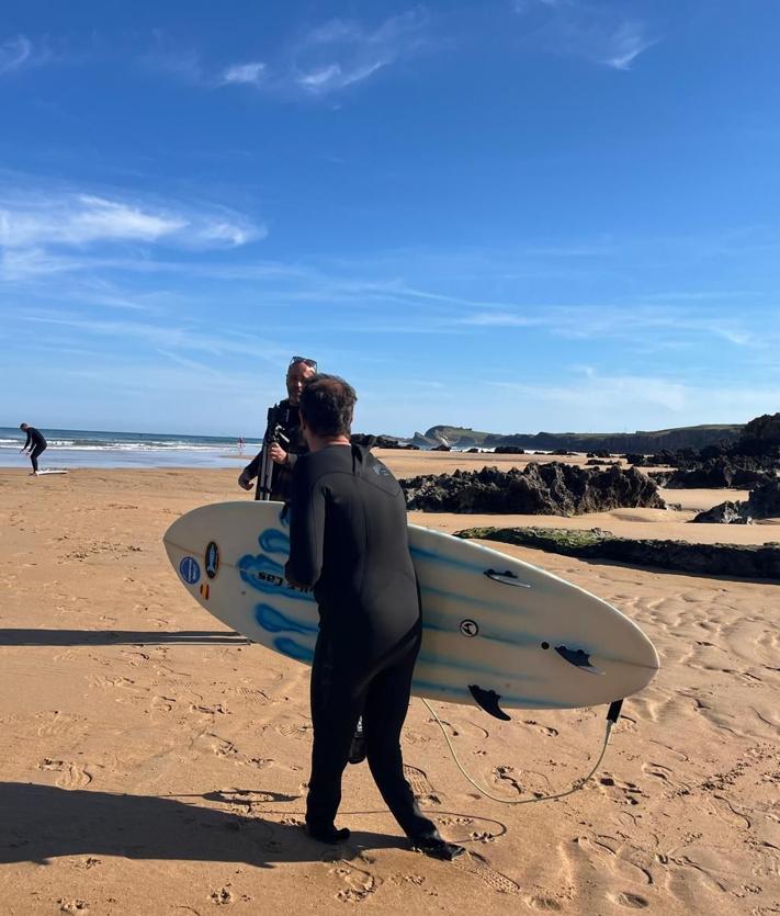 Imagen secundaria 2 - Ibai Hervas con su mujer, en la playa de Liencres