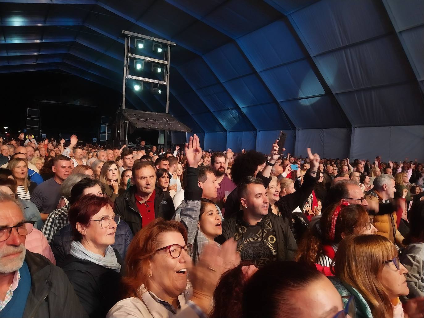 Miles de personas siguieron la actuación de Panorama bajo la carpa de Meruelo.