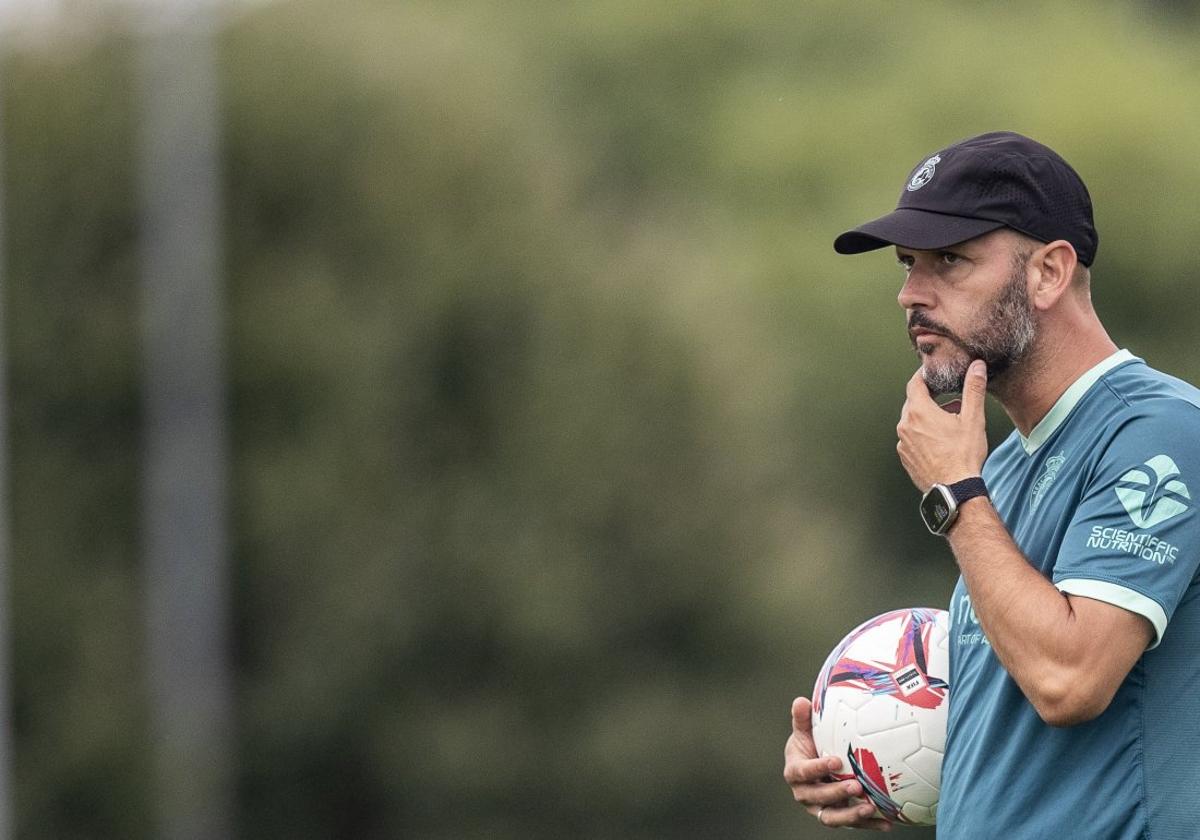 José Alberto se dirige a los jugadores durante un entrenamiento en La Albericia.