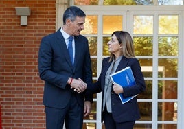 Pedro Sánchez recibe a María José Sáenz de Buruaga a su llegada a La Moncloa.