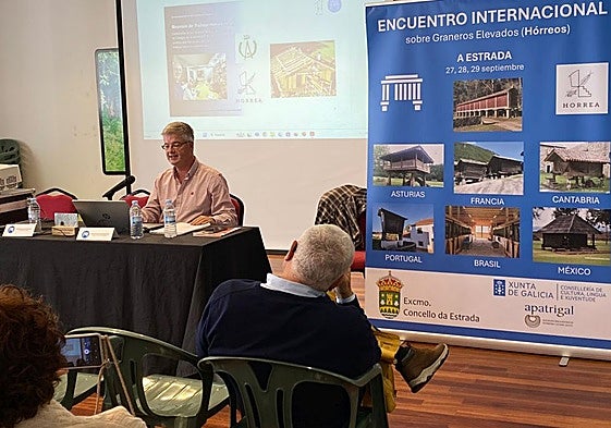 Fernández Silió en la primera ponencia del encuentro internacional sobre hórreos.