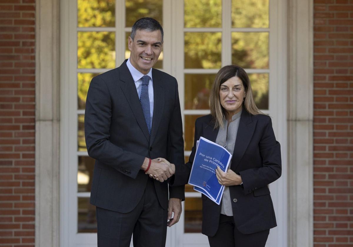 Sánchez y Buruaga se estrechan la mano a la entrada de La Moncloa el pasado viernes.