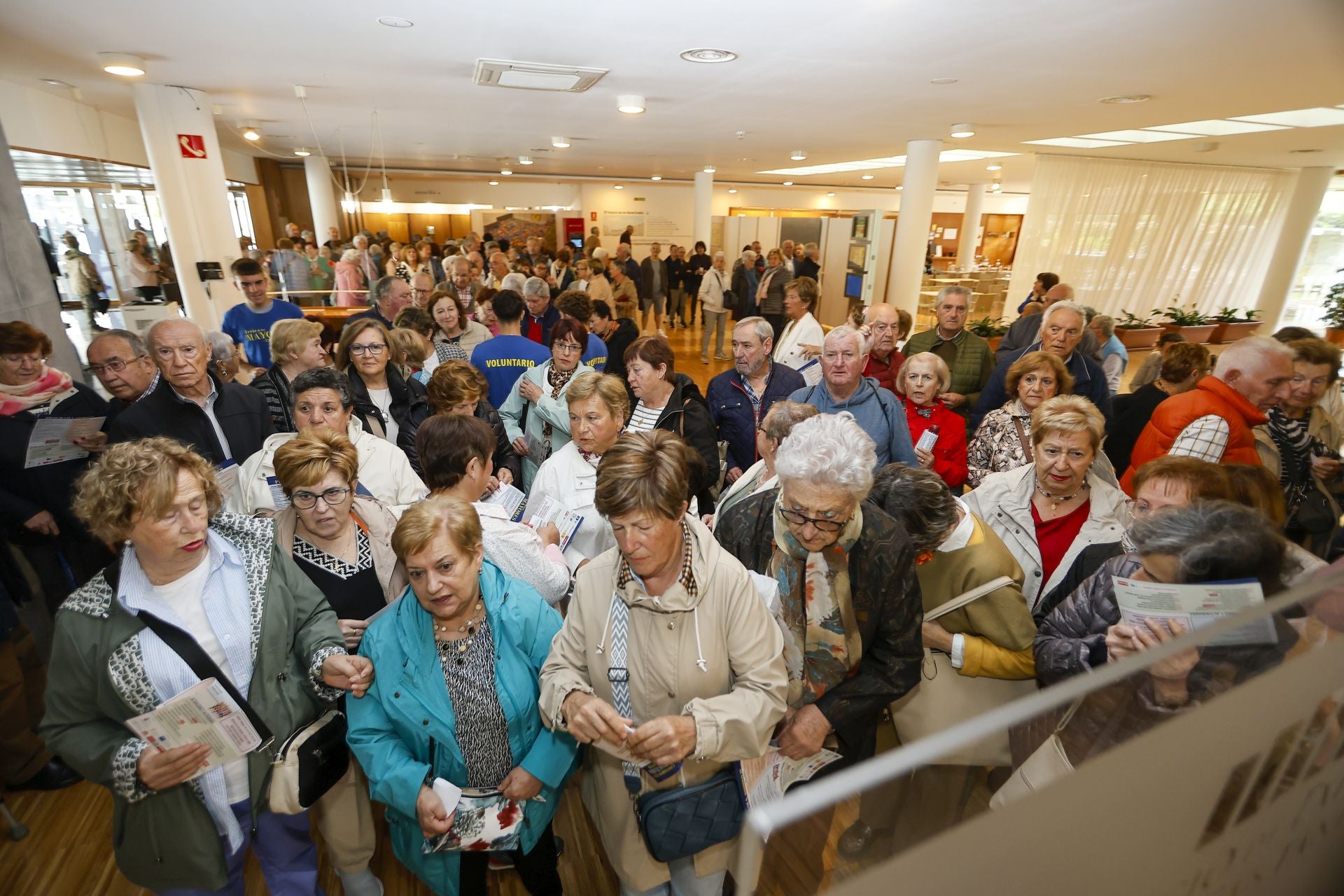 Varias señoras participan en las actividades.