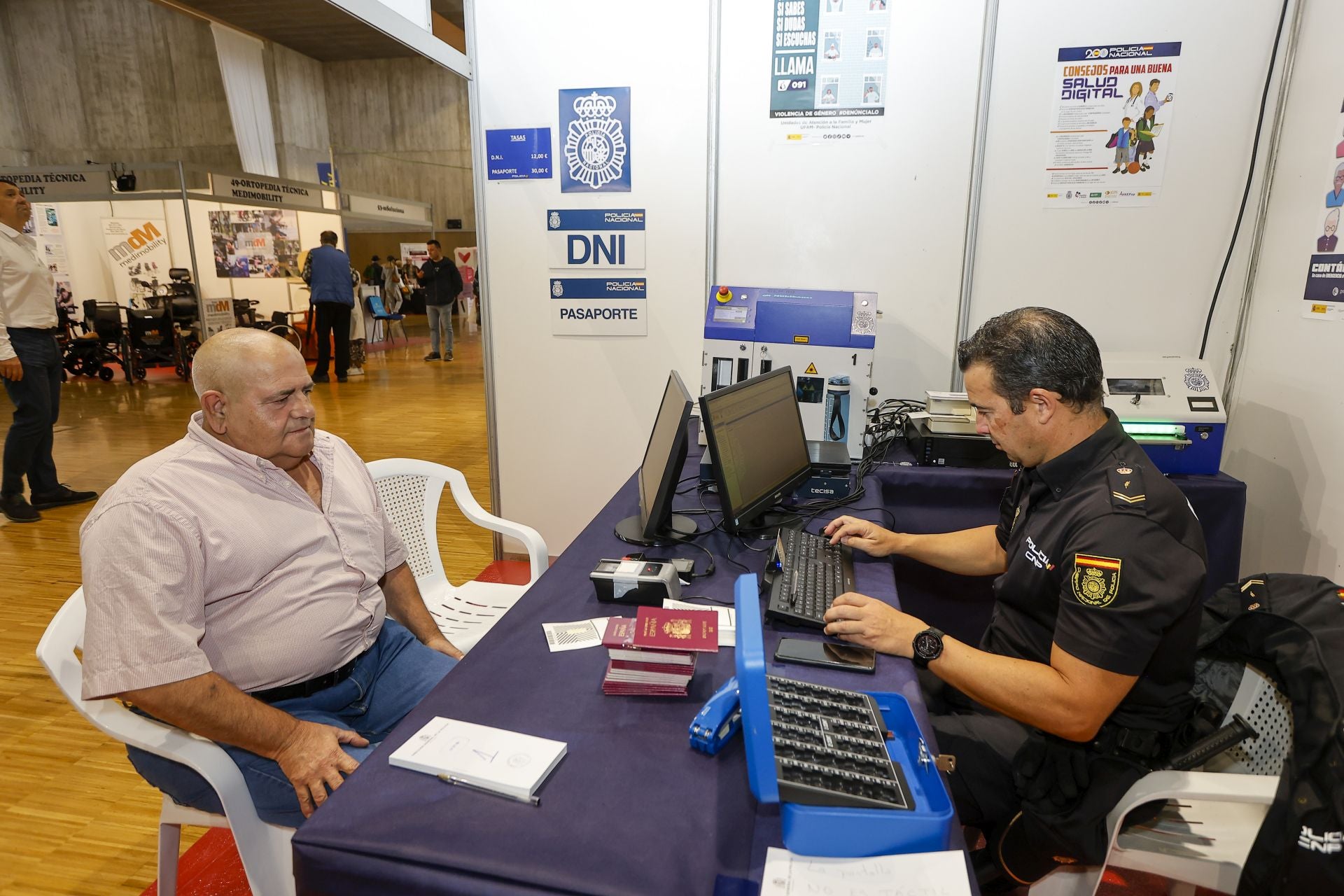 Un asistente actualiza su Documento Nacional de Identidad (DNI).