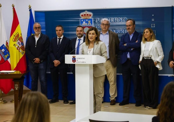 La presidenta de Cantabria y el consejero de Salud, en la firma del pacto en junio, junto a representantes del Sindicato Médico y del Colegio de Médicos.