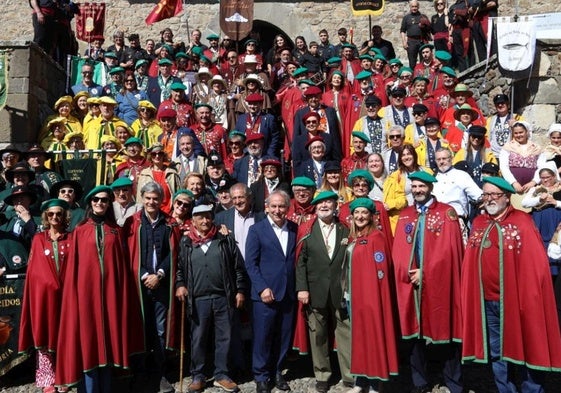 Los miembros de las distintas cofradías realizaron un recorrido por las calles de Potes y se dirigieron a las escaleras de la Torre del Infantado, donde se hicieron esta foto de grupo.