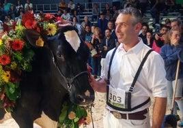 Llinde Ariel Jordan con el collar de flores que la acredita como la ganadora.