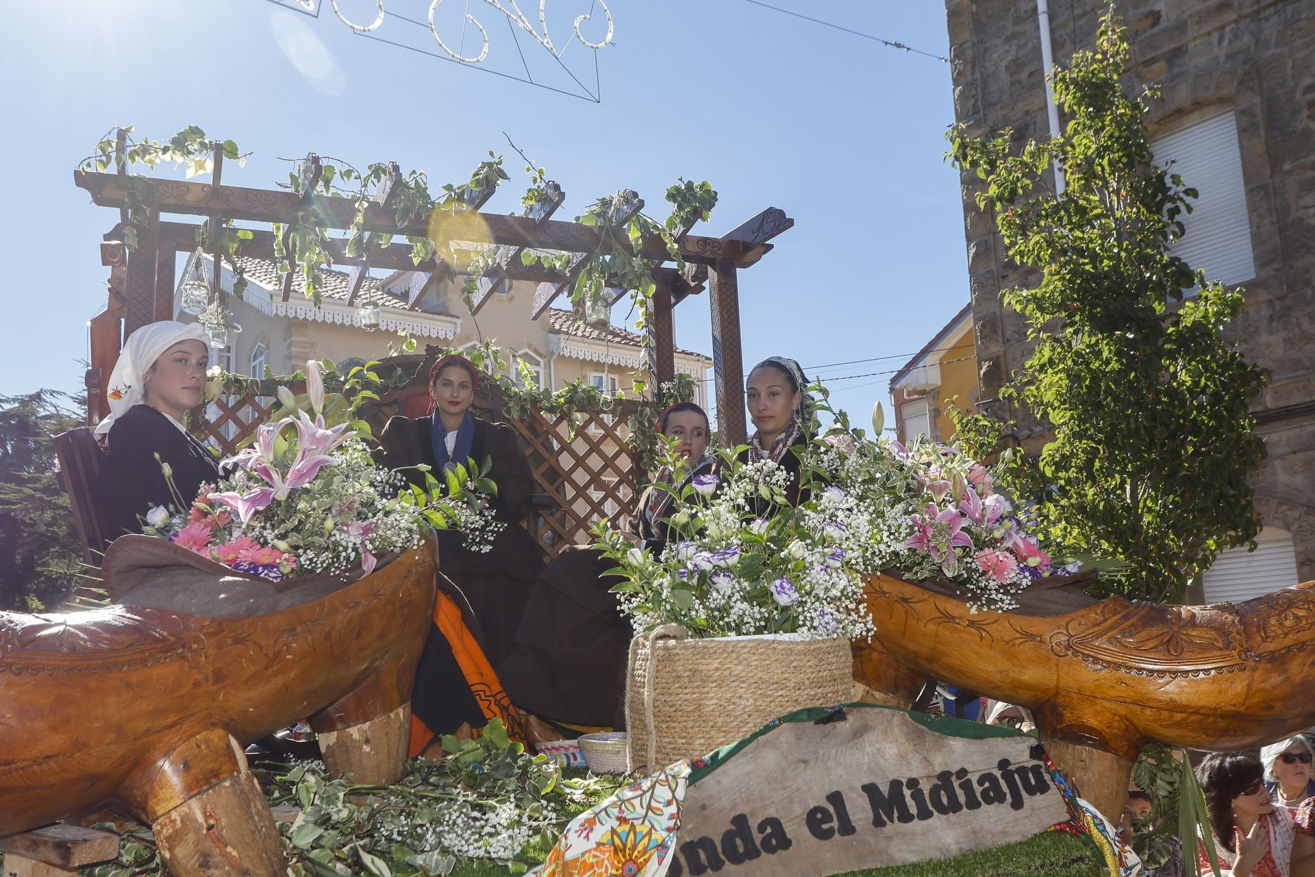 Una de las carretas típicas que salen en el desfile de la Ronda el Midiaju.