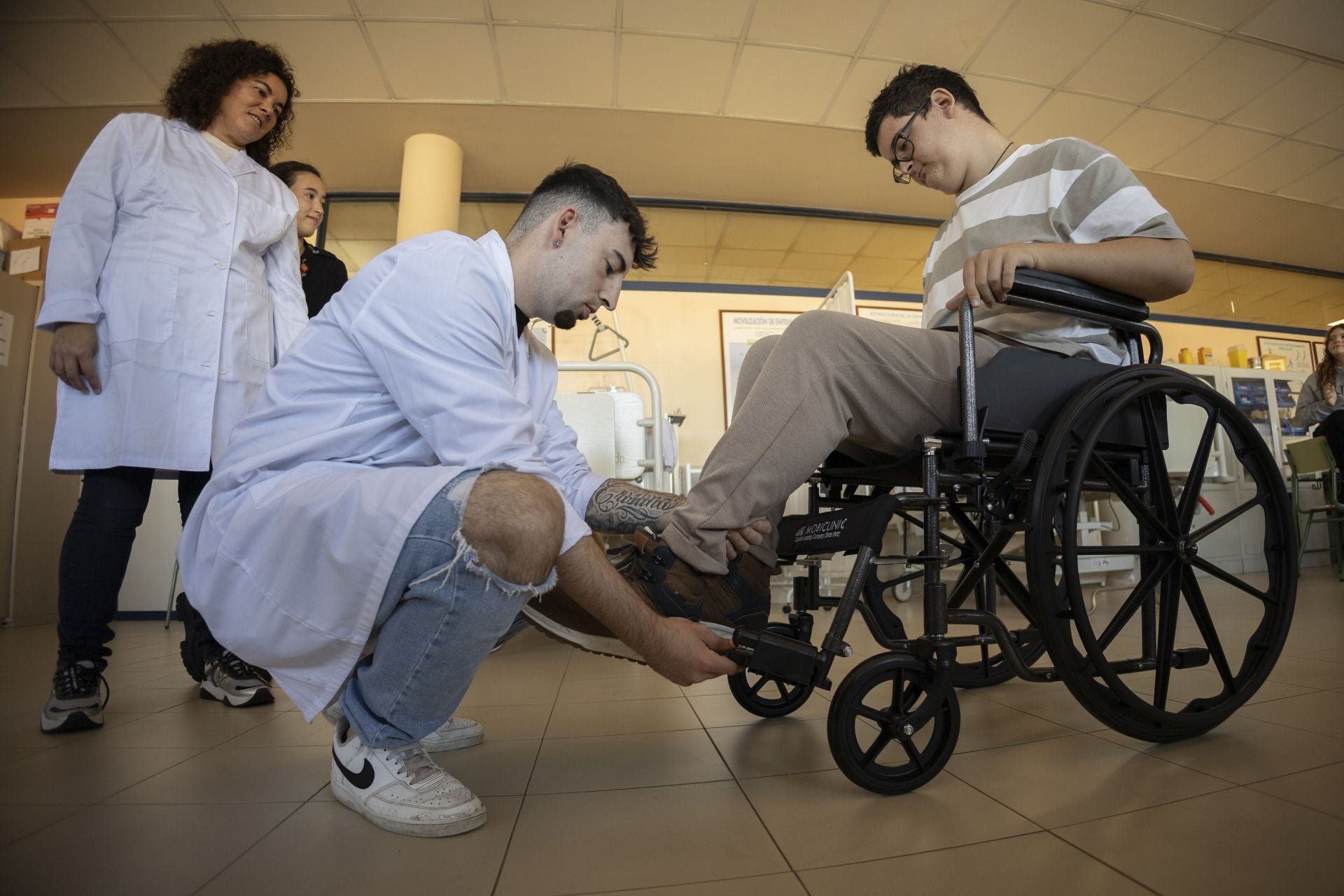 Los alumnos Eduardo Fernández  y Alejandro Gorrochategui practican con un ejercicio sobre técnicas de traslado de pacientes. 