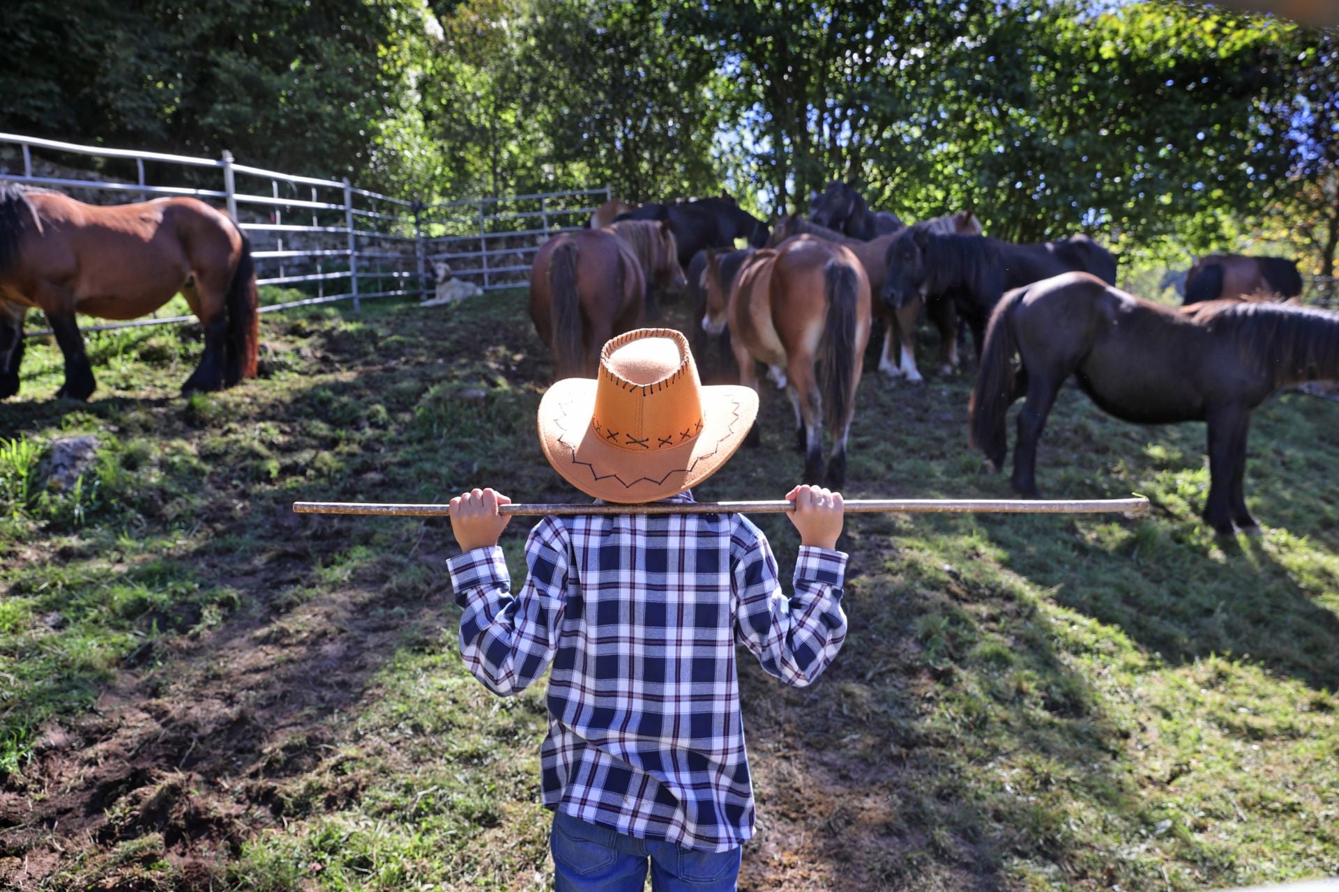 Las nuevas generaciones continúan con la tradición de acudir a la feria de San Miguel.