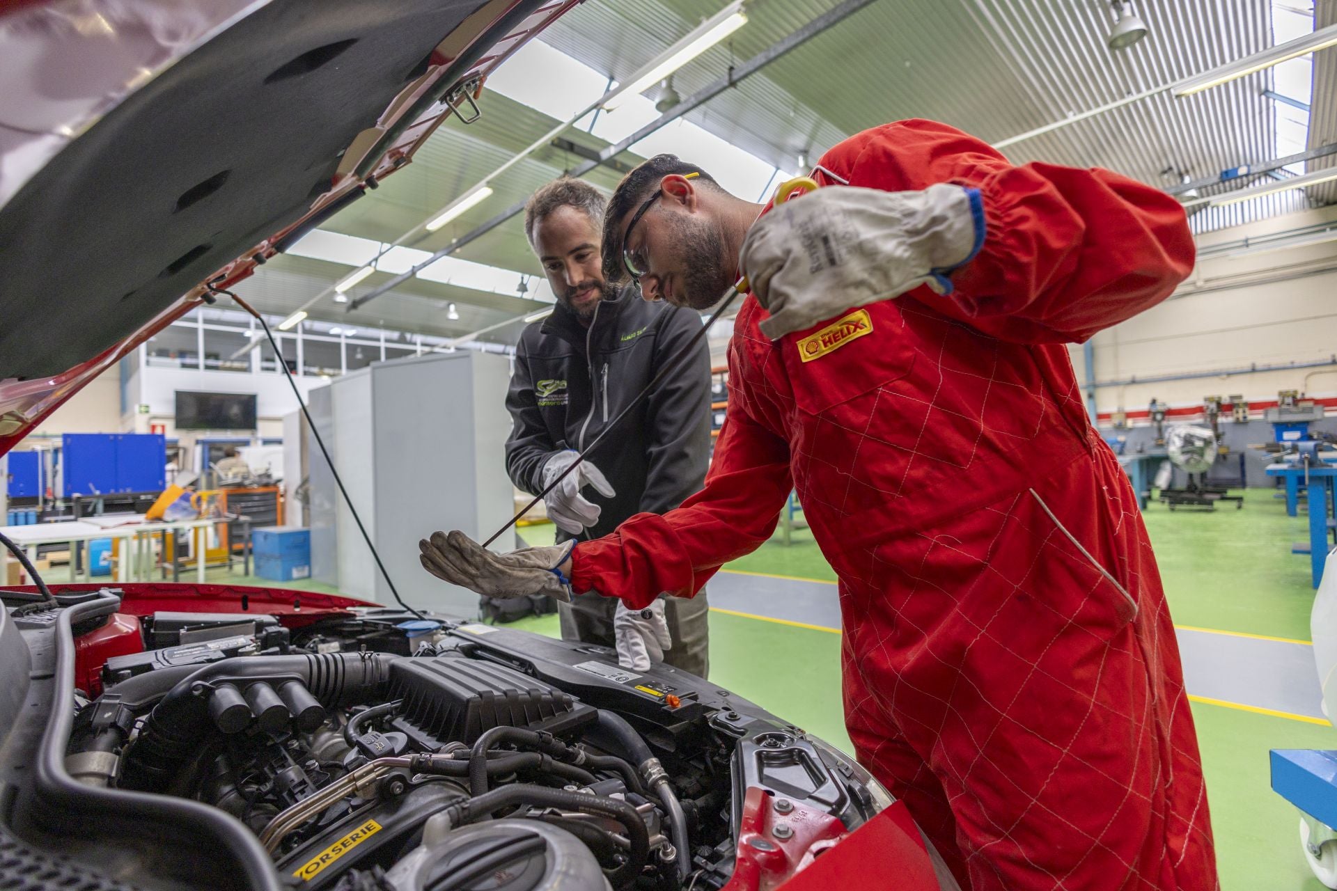 El alumno Adrián Torres realiza una práctica en uno de los talleres del CIFP número 1 de Santander, donde se imparten varios grados de la familia de Transporte y Mantenimiento de Vehículos.  