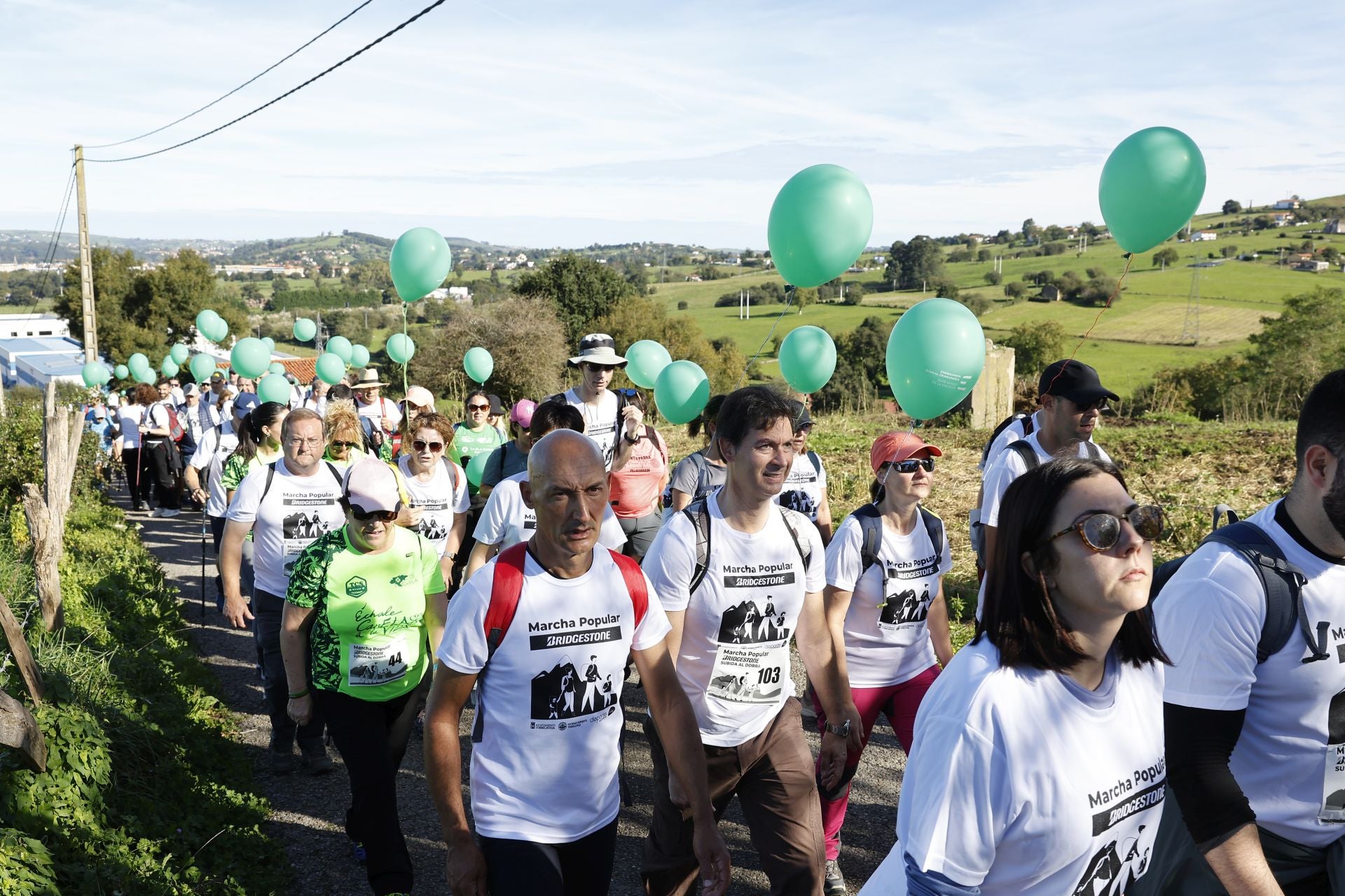 Camisetas blancas y globos en el camino hacia el Dobra.