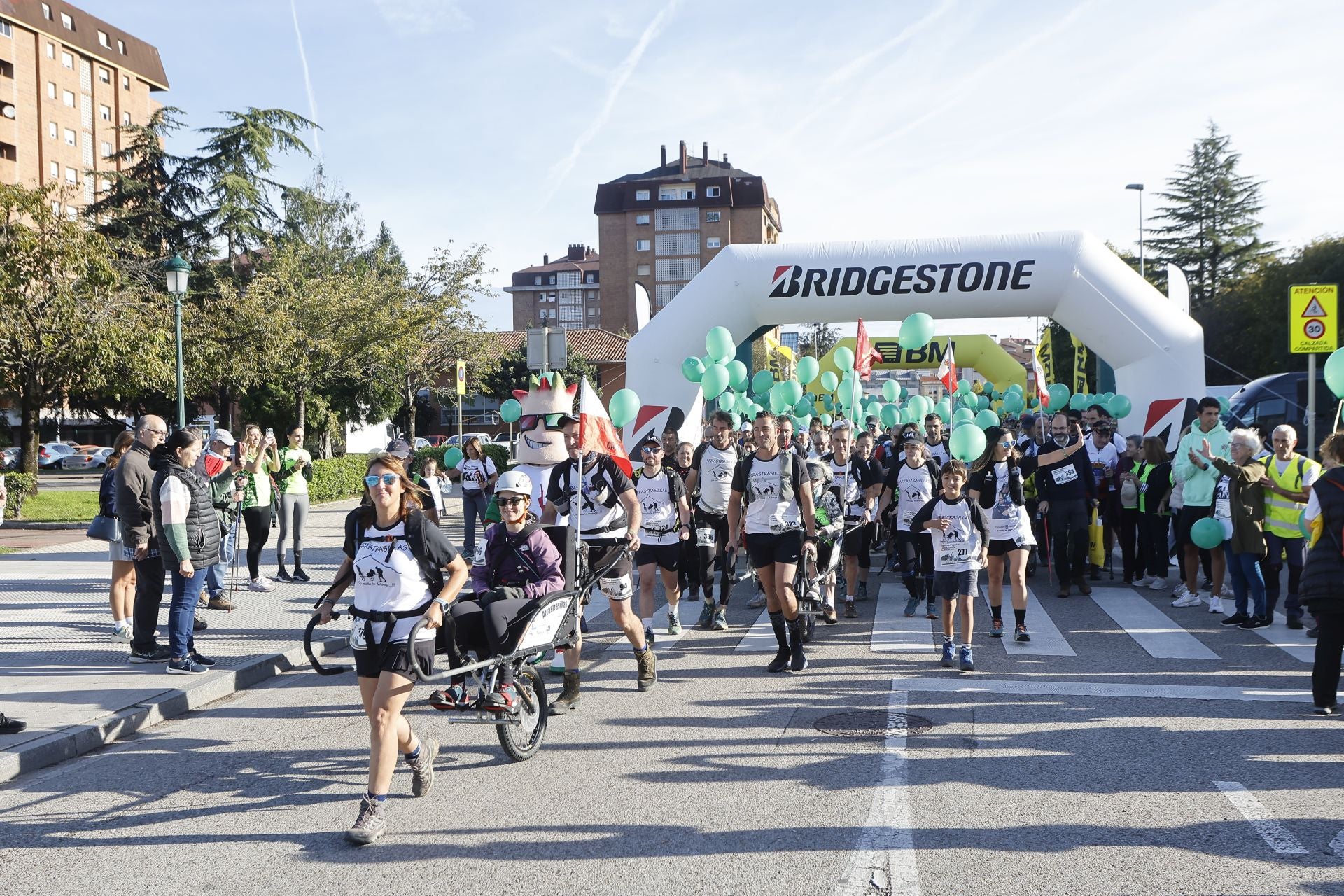 Comienza la marcha solidaria de subida al Monte Dobra.