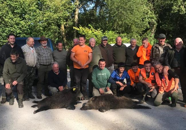 Miembros de la cuadrilla 129, de Óscar Plumariega, con los dos ejemplares que cazaron el sábado en el lote cabuérnigo de Monte Aa.