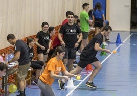 Un grupo de alumnos practica deporte en el polideportivo de la UC en el campus de Las Llamas.