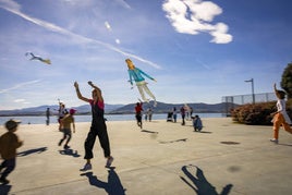 Volando cometas en el entorno del Centro Botín