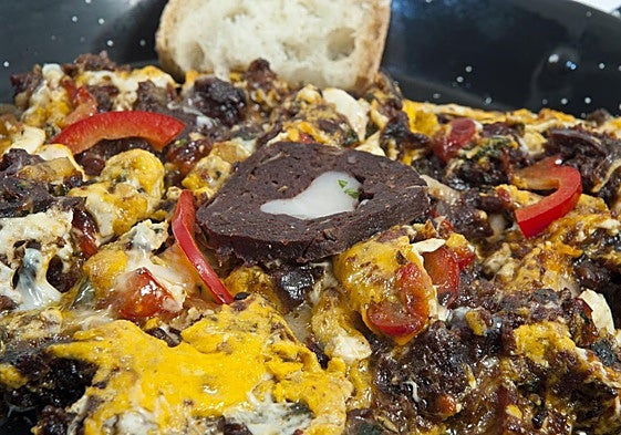 Un revuelto de borono y pimientos lleno de color.