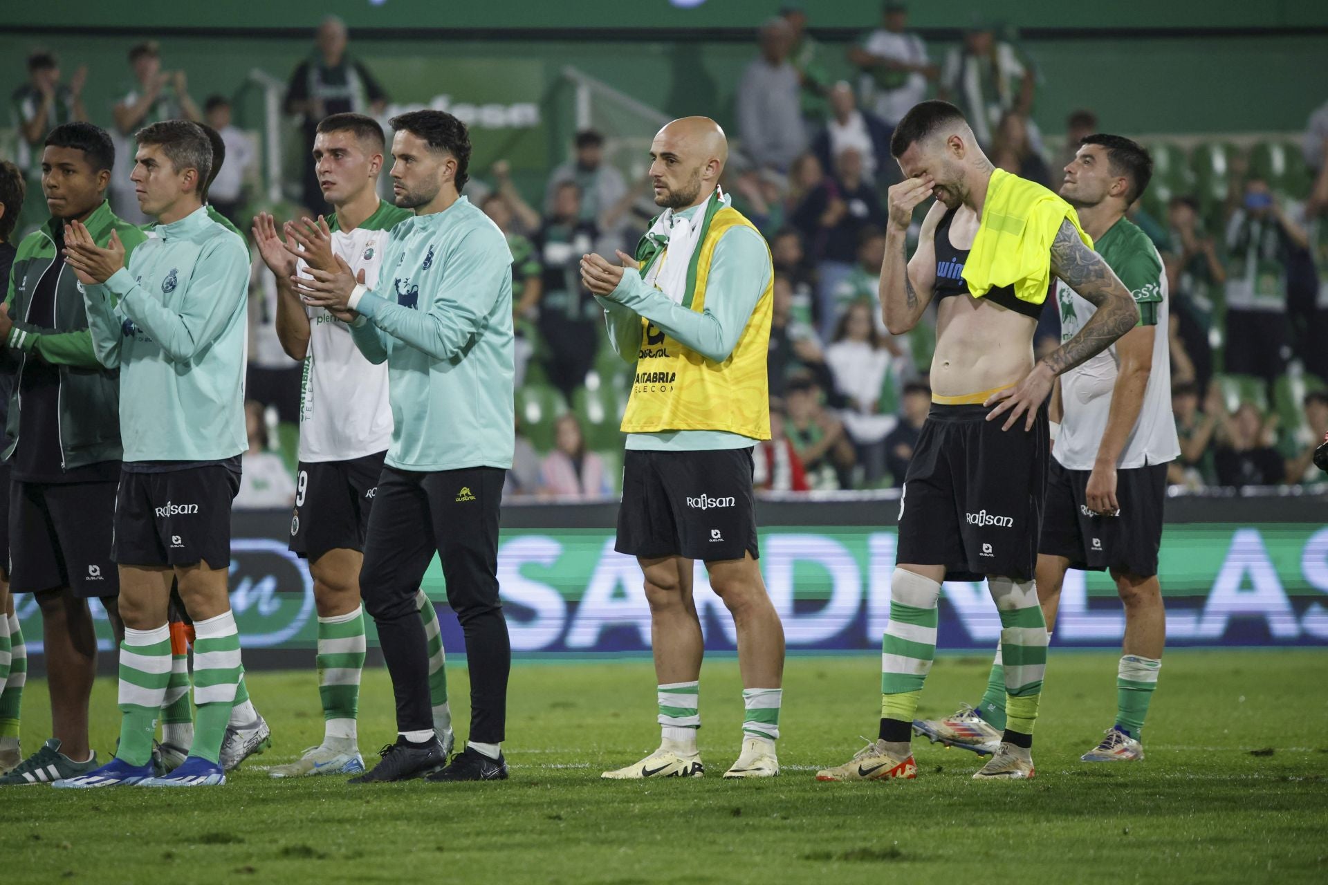 Los jugadores del Racing agradecen al público su apoyo