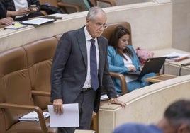 El consejero de Industria, Eduardo Arasti, antes de comparecer en el Parlamento. Junto a él, la titular de Inclusión, Begoña Gómez.