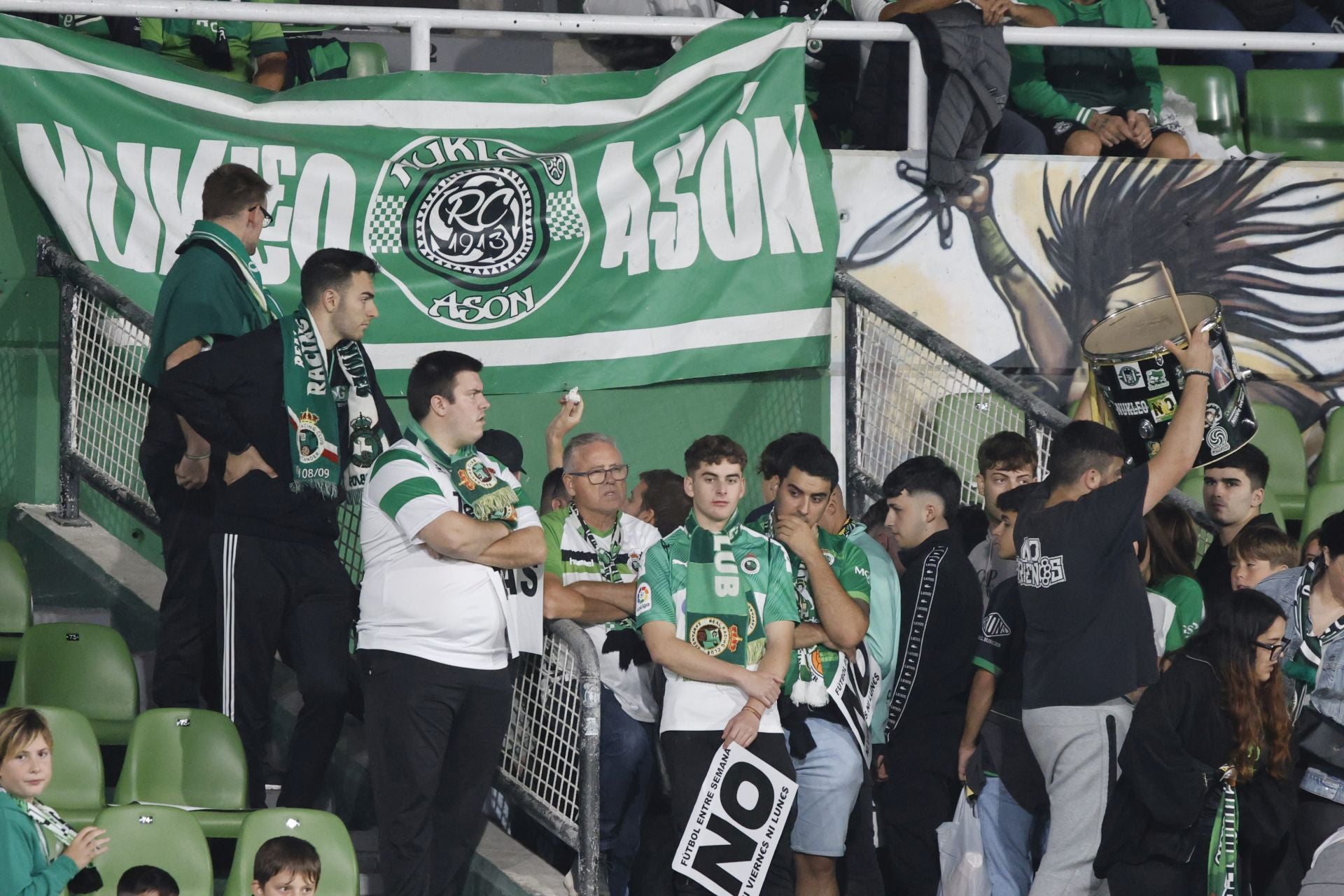 La Gradona de los Malditos entró cinco minutos más tarde al campo como protesta por el horario del partido. 