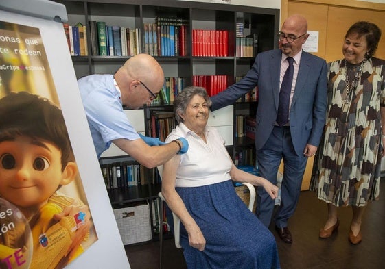 Una mujer es vacunada en el arranque de la campaña en la residencia Virgen del Faro.