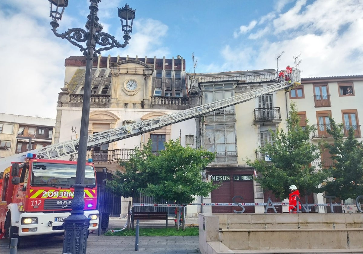 Los bomberos retiraron la pasada semana elementos de la fachada con riesgo de caída.