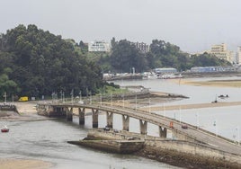 Puente sobre la ría de Cubas, que une Somo (Ribamontán al Mar) y Pedreña (Marina de Cudeyo).