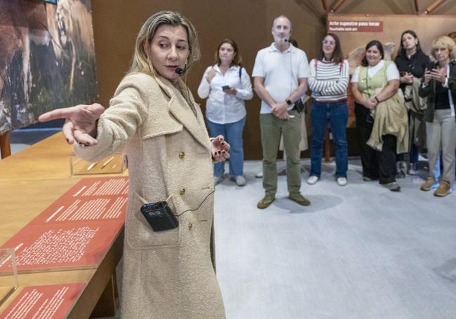 Sáenz de Urturi mostró sus conocimientos sobre la materia a los periodistas, también de medios nacionales, asistentes a la presentación convocada por Planeta.