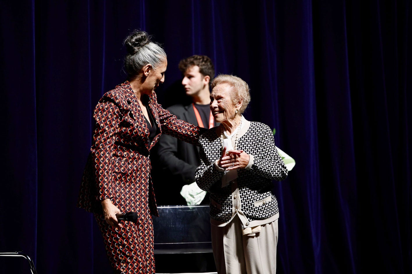 Leticia Mena junto a la homenajeada Araceli Olea, de cien años.