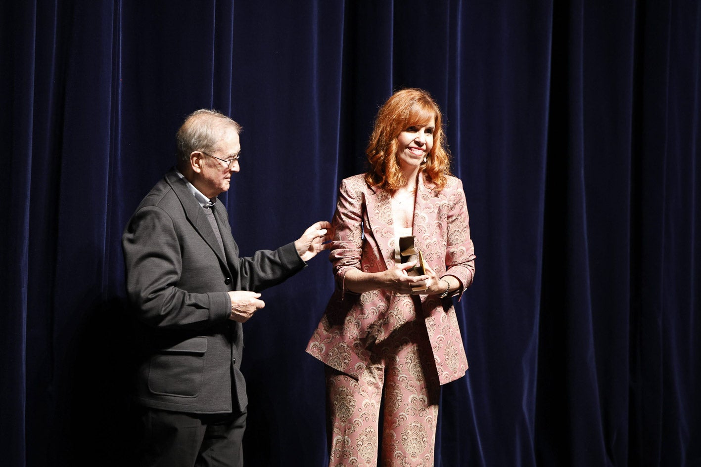 El presidente de la Fundación San Cándido, José Olano, entrega el Premio Emilia a María Cagigas, directora de comunicación de la Fundación Botín.